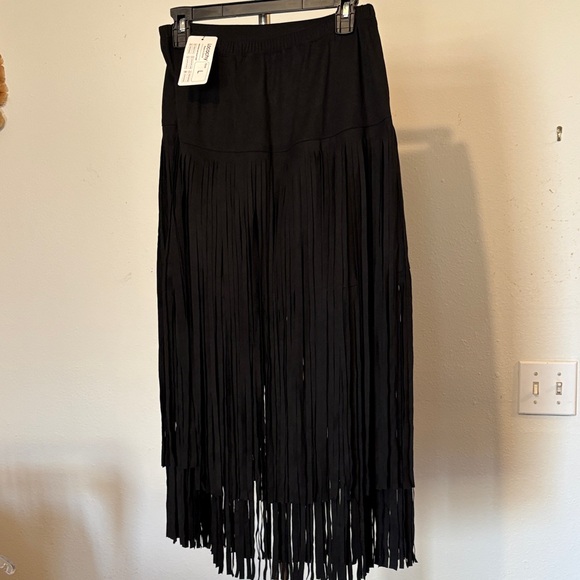 Chic Black Fringe Maxi Skirt - Picture 3 of 4